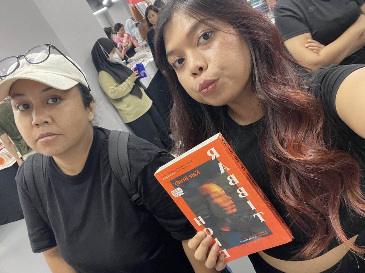 aleyshoo's tweet photo. another trip ke BBW!!! soooo happy new experience unlocked. nemenin bayi satu ini mencari wishlist nya dia, seruuu sekaliii 🖤 https://t.co/W9YyHzWooE