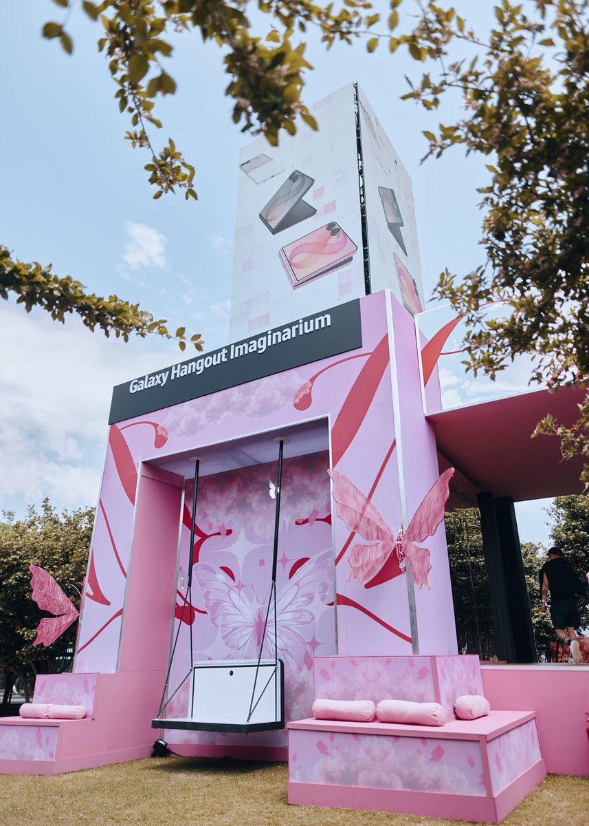 SamDhlam's tweet photo. I decided to match the pink theme at #LMC x Galaxy Hangout Imaginarium today ๐คญ๐
Again I had SO much fun playing around with the #GalaxyZFold8 Ultra ke ๐
@SamsungMobileSA #AD #SamsungMobileSA https://t.co/9OTHAcQYAG