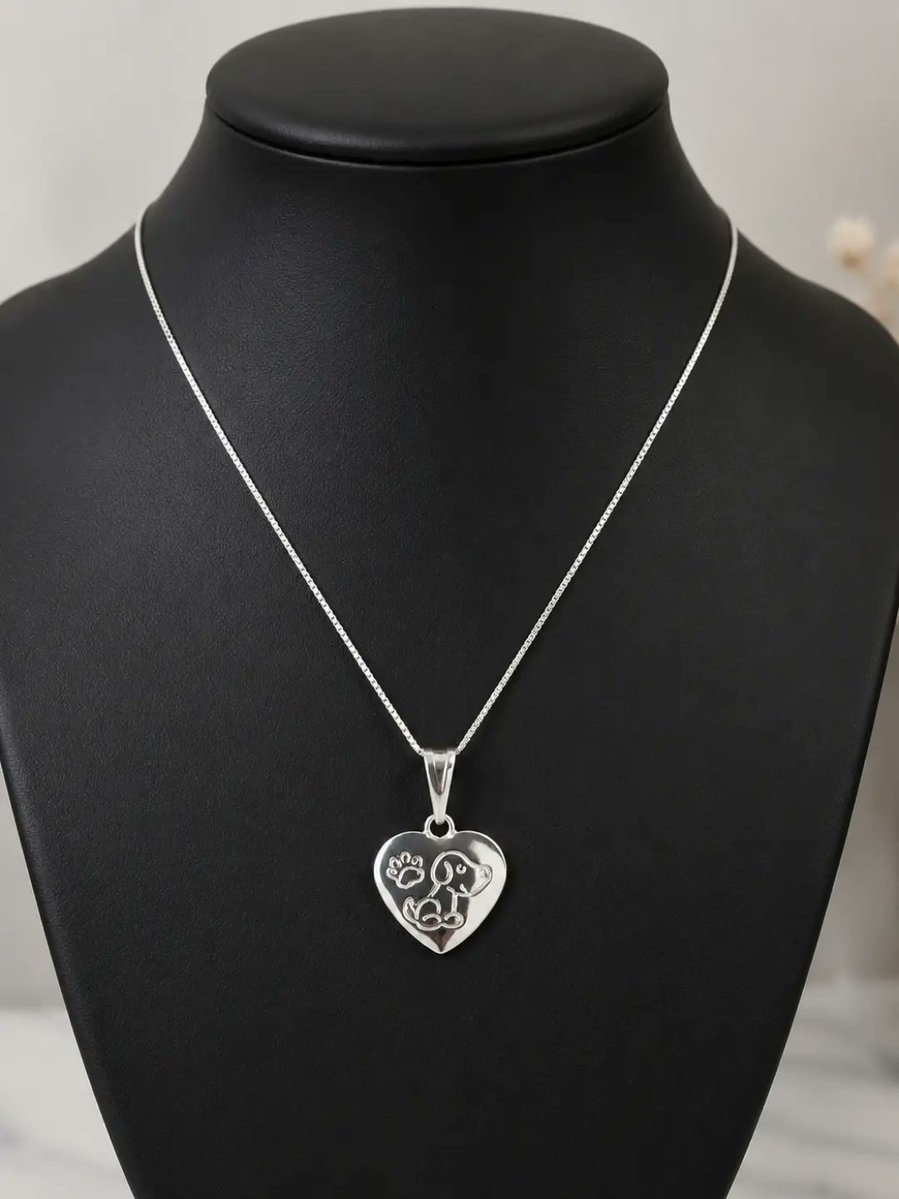 lillianrobertsd's tweet photo. Love worn close to the heart. Delicate collars for those who know their best friend deserves to always be close. https://t.co/GcnmpCHrZq