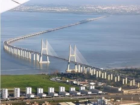Luisrgrb65's tweet photo. Primera foto: Puente Vasco da Gama (Portugal). Longitud 17,3 Km. Monto US$1.000 millones. 3 años de construcción.

Segunda foto: 2do Puente sobre el Lago de Maracaibo. Longitud 10,8 Km. Monto US$2.000 millones. 

El de Maracaibo costó el doble y no se terminó. Se robaron todo. https://t.co/W2K9o2TxmG