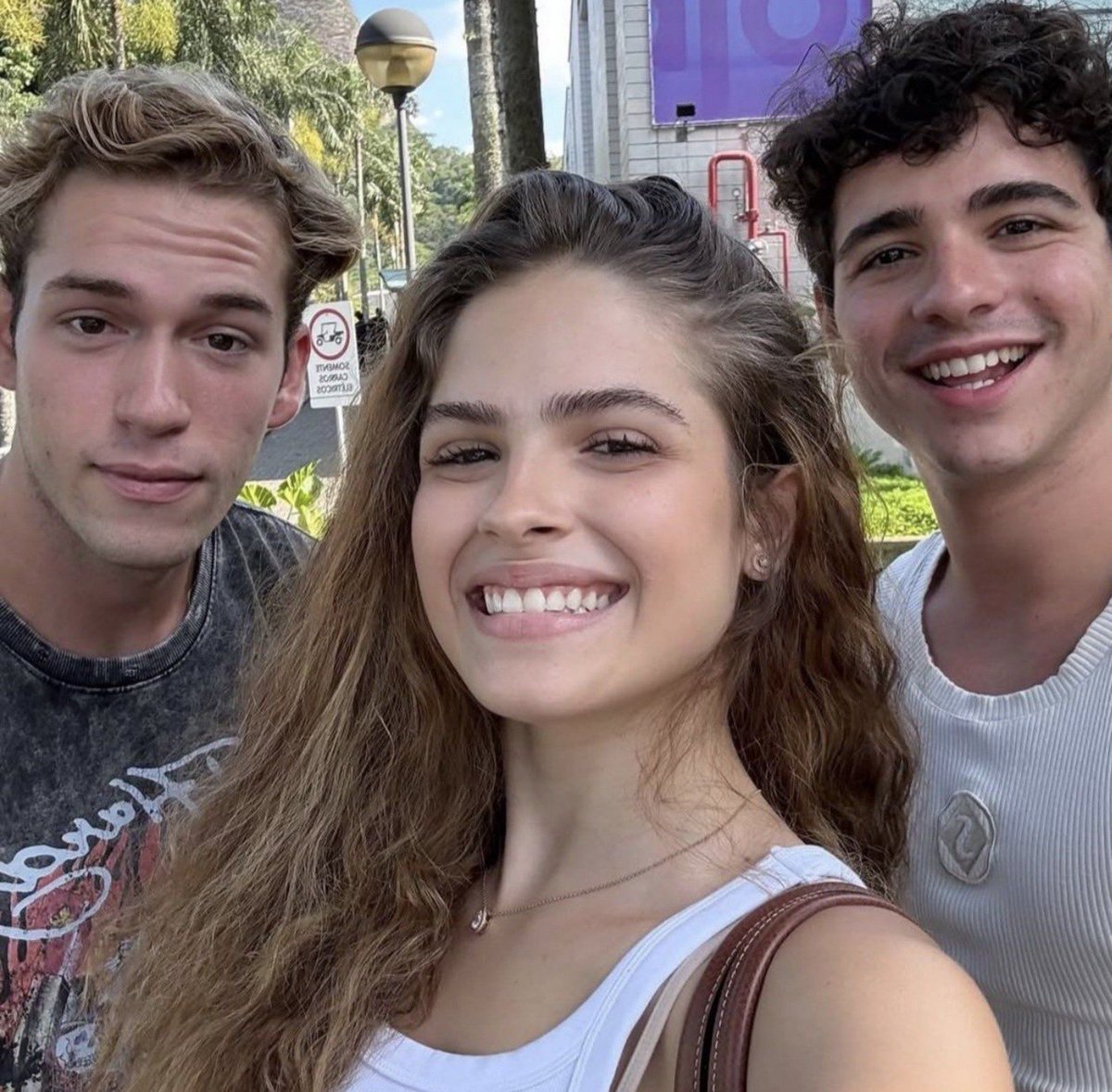 realityzxz's tweet photo. gnt o pietro e o joão são amigos a muito tempo (desde antes da novela) pq eles não poderiam postar foto junto se eles tem mais intimidade um com o outro doq com o pedro? 😭 e o jv vive postando foto do pedro no story ??? https://t.co/C2U5p4w03d