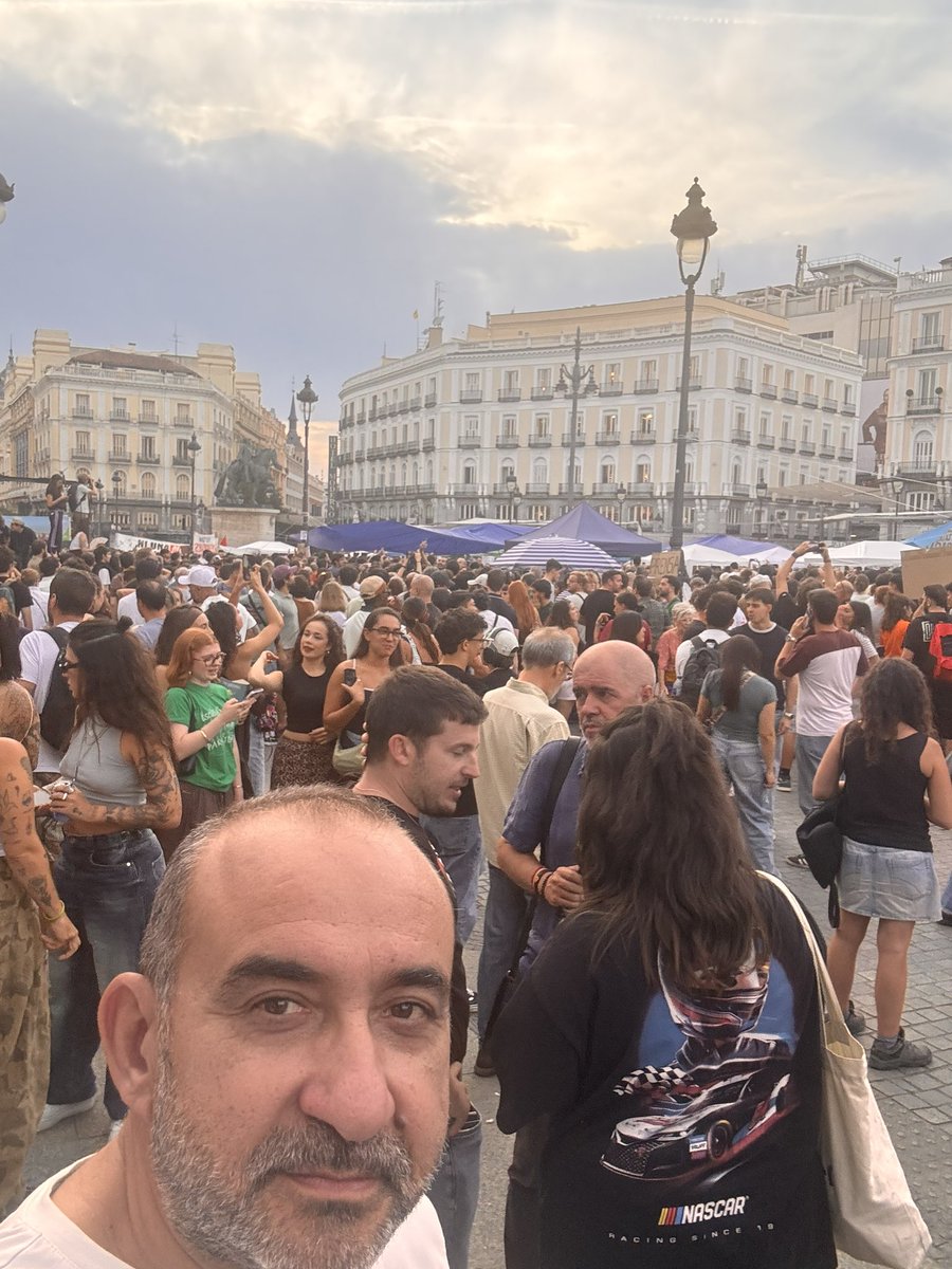 PachecoJpacheco's tweet photo. La clase trabajadora en la calle exigiendo un techo digno

El “decreto Maricarmen” es un primer hito que tiene que ver la luz el martes

Un primer paso para abordar problema de la vivienda desde los derechos de ciudadanía y no como un bien de mercado

Seguiremos en las calles👇 https://t.co/NqDV6fhTW4