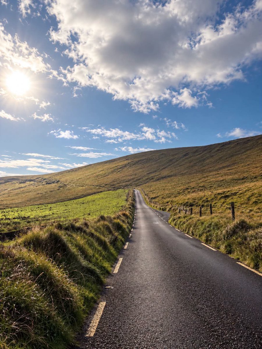 ThisIsIreland3's tweet photo. ๐Kerry Cliffs, County Kerry - Ireland ๐ฎ๐ช
You wouldn't want a bus coming against you while driving here ๐ณ๐
There are lots of these country roads dotted around the Island โ๏ธ
๐ธ Mad about Ireland
#Kerry #Ireland #Wildatlanticway #Countryside https://t.co/beR7717dgv