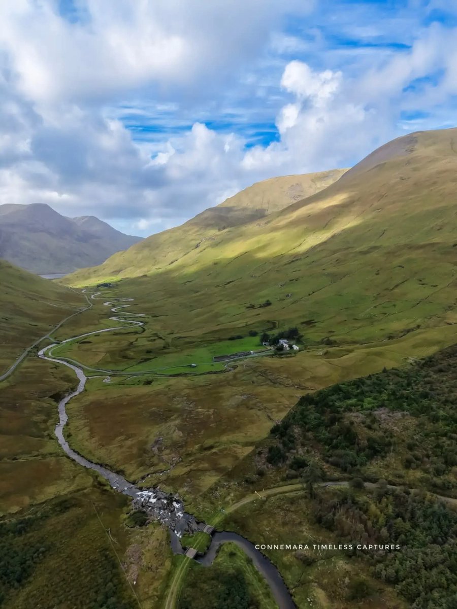 ThisIsIreland3's tweet photo. The magnificent Sheeffry Pass from above, and Mweelrea Mountain at the end of the valley ๐๏ธโฐ๏ธ
๐ Sheeffry Pass, County Mayo ๐ฎ๐ช
๐ธ Connemara Timeless Captures
#Mayo #Sheeffryhills #Ireland #Mountains #Wildatlanticway https://t.co/Mwunnb12d5