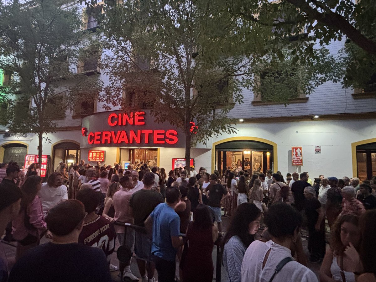 Joseluislosa's tweet photo. Veo la calle Amor de Dios, en Sevilla, cortada por una multitud. 👀

—¿Hay una «manifa»? 📢

—No. Es la cola para ver «La bola negra». ⚫🎬

Los Javis han conseguido que la gente vuelva a ir en masa al cine. 🍿👏 https://t.co/yjF2p7fvxi