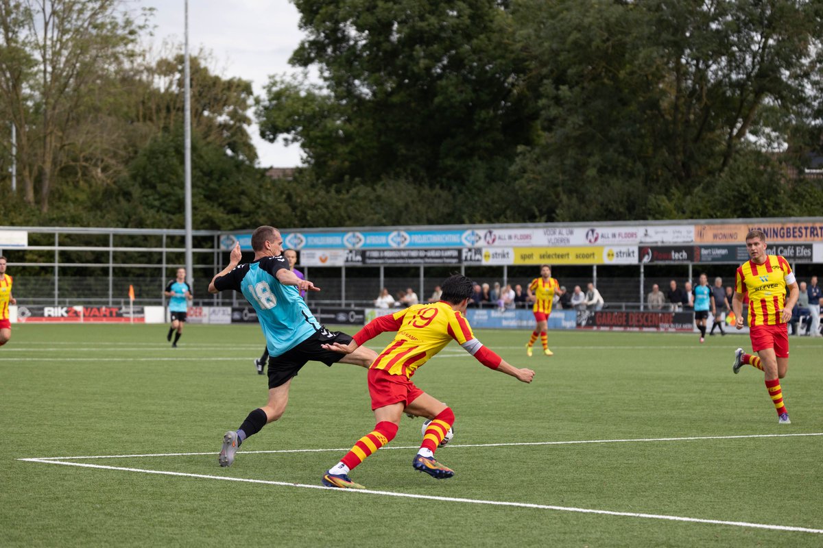 EindeVantWim's tweet photo. Was gisteren bij de topper in 1G tussen @Goaheadkampen en @dsvd1935. Eindstand 3 - 0. Terechte overwinning voor Go Ahead Kampen. Voor DSVD de eerste nederlaag na een lange reeks ongeslagen te zijn geweest. Al mijn foto's staan op mijn Facebook site "Wim van 't Einde Fotograaf". https://t.co/D6RyNISHEf