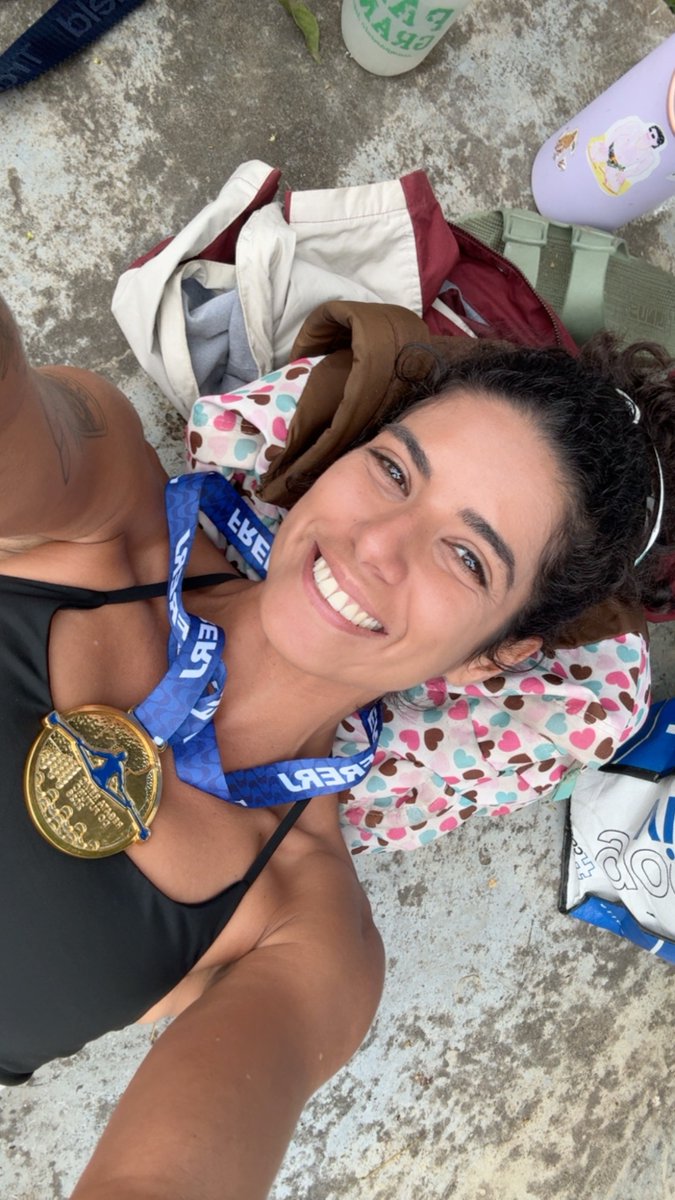 mari_vantine's tweet photo. não querendo me gabar, mas hoje fui campeã no remo, pelo meu clube do coração 🔥🥇 https://t.co/03cSix0CEc