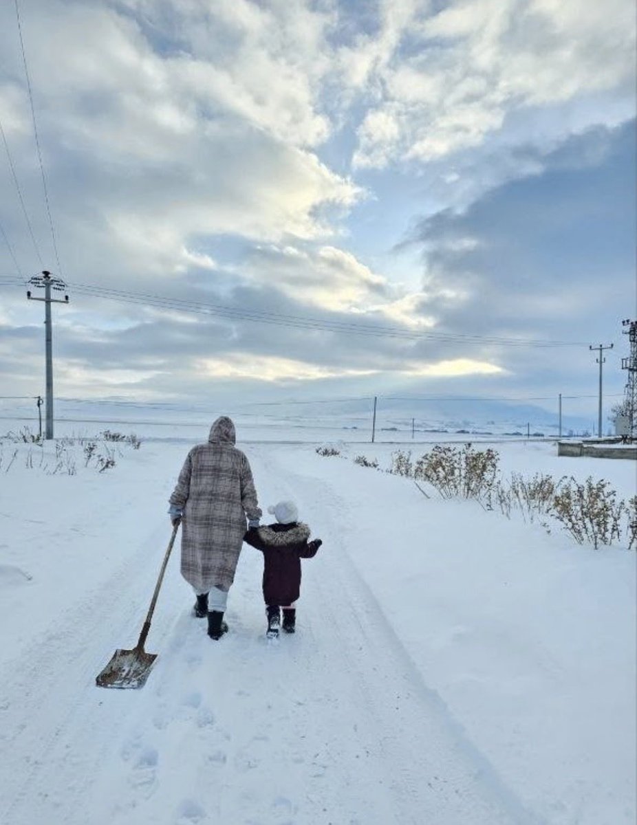 nurshn16's tweet photo. Sayın Sayın Mahinur Hanımefendi; Aile ve Nüfus On Yılı'nın temel yaklaşımında aile kurumunun korunması ve güçlendirilmesi bulunuyor. Mazeret sahibi öğretmenlerimizin de eşleri ve çocuklarıyla aynı şehirde yaşayabilmesi için il emri konusunda çözüm üretilmesini rica ediyoruz. #AileninSesiCumhurunReisi @tcbestepe @tcmeb @tcailesosyal @iletisim @mebpgm