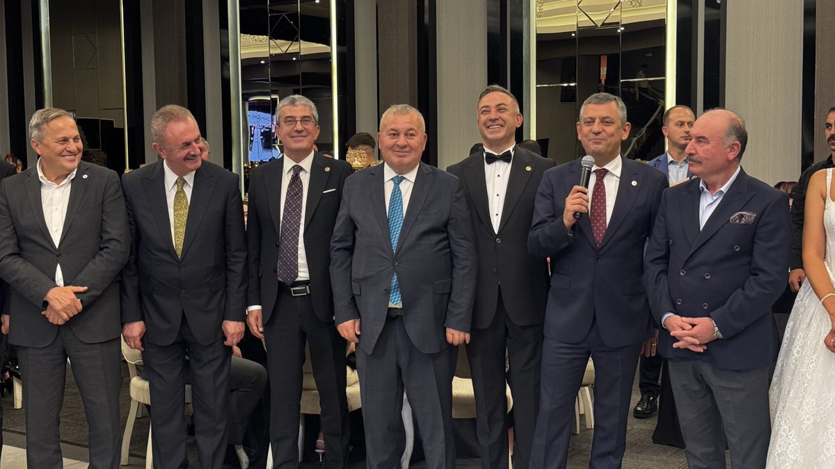 Seyit_TORUN's tweet photo. Genel Başkanımız Sayın Özgür Özel ve kıymetli milletvekillerimiz ile birlikte, Çorum Milletvekilimiz Sayın Mehmet Tahtasız’ın kıymetli evladının düğününe katıldık.

Genç çiftimizin mutluluğuna ortak olmaktan büyük memnuniyet duyduk. Kendilerine bir ömür boyu sağlık, huzur ve mutluluk diliyorum.
