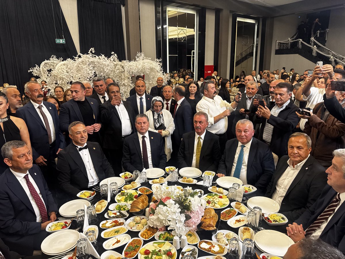 Seyit_TORUN's tweet photo. Genel Başkanımız Sayın Özgür Özel ve kıymetli milletvekillerimiz ile birlikte, Çorum Milletvekilimiz Sayın Mehmet Tahtasız’ın kıymetli evladının düğününe katıldık.

Genç çiftimizin mutluluğuna ortak olmaktan büyük memnuniyet duyduk. Kendilerine bir ömür boyu sağlık, huzur ve mutluluk diliyorum.