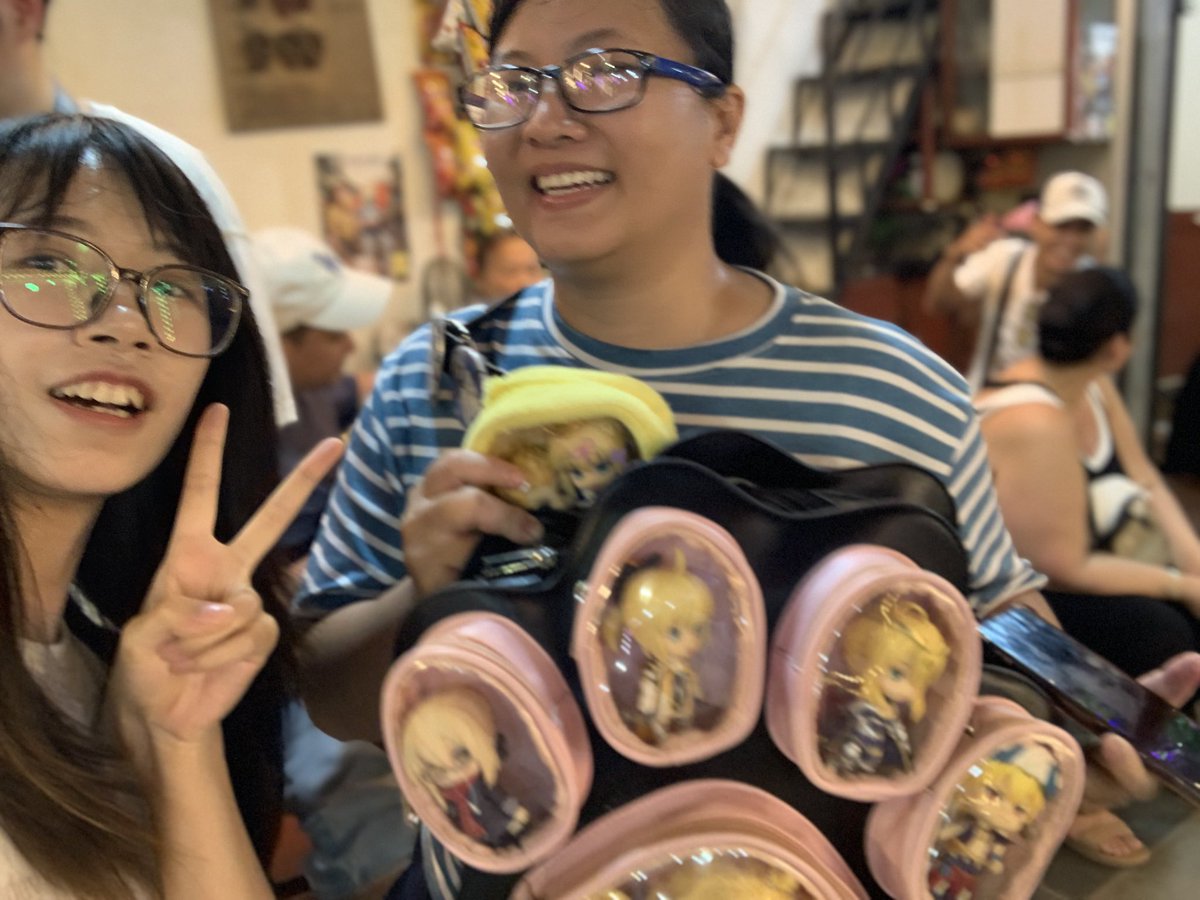 EaseHey's tweet photo. @ryuunekoma how a good night🥹🥹🥹I never thought the first person I’d meet in real life who loves them as much as I do would be someone I met during my trip to Vietnam. Thank you so much for your artwork，I like it so much . I’ll treasure it and keep it safe. https://t.co/vWe3cZIt8Q