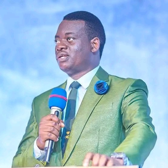 Crypto_Diet's tweet photo. Today has been one of the saddest days for me, watching VeryDarkBlackMan mock Apostle Arome Osayi, and watching Christians in the comments section drag the situation instead of asking basic questions.

I have followed Apostle Arome Osayi for years. 

I have never once heard him talk down on innovation or technology. 

If anything, I haven't seen many men as serious about nation building as he is. 

He's exposed, he's learned, and he thinks deeply before he speaks.

Most people commenting never watched the full message. 

They saw a one minute clip and ran with it.

Before you criticize a man of God, ask three questions: 

1. To whom was it said? 
2. Where was it said? 
3. Who said what? 

If you can answer those honestly, you will save yourself a lot of unnecessary stress.

Apostle Arome Osayi is a pastor. 

What concerns his priesthood is the Kingdom. 

If what you are looking for is innovation, that conversation belongs with government and the people building in that space. 

The church's primary assignment is to prepare men for eternity and make them spiritually alive. 

That doesn't mean the church can't touch other areas of life, it does. 

But that isn't its primary purpose, and it shouldn't be confused as such.

He spoke from his office, in a room none of us were in. 

What circulated online was a fragment, and a fragment became the whole trial.

VDM called him a moron and said he is mad. 

That's coming from a man with no track record of decorum or restraint on these matters. 

He also claimed Apostle Osayi is saying this because of tithes and offerings except Remnant Christian Network doesn't run an offering system. 

So the accusation falls apart on its own facts before it even needs a rebuttal.

VDM, with respect, you have no standing on this one.