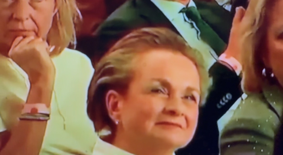 DalesGeert63675's tweet photo. Nog opmerkelijker dan die absurde en m.i. strafbare uitingen van @MinPres is dat in de hele zaal vol D66 prominenten er niet een was die opstond en zei: sorry Rob, dit kan echt niet. Ze kwijlden, ze klapten, ze lachten, ze waren intens tevreden met Rob en met zichzelf. Kijk naar Van Huffelen. Naar Ollengren. Naar Pechtold. Naar Dittrich. Naar Paternotte. Naar Kaag. Naar Van Meenen. Altijd de mond vol over verbinding en fatsoen. Nu klappen voor een oproep tot geweld. Dat @D66 is nog walgelijker dan we al wisten.