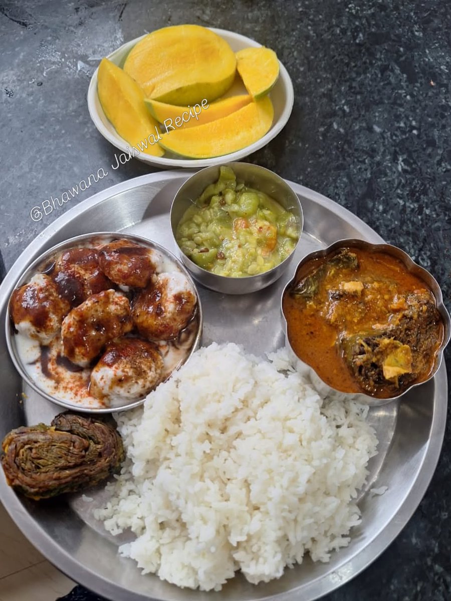violetwilla7b1's tweet photo. A wholesome Indian meal with patod, dahi vada, tori sabzi, rice, and sweet mangoes—pure comfort on a plate. Patod is made by coating colocasia leaves with gram flour and spices, rolling and steaming them, then slicing and frying or tempering them. https://t.co/g6fnqsjlEh