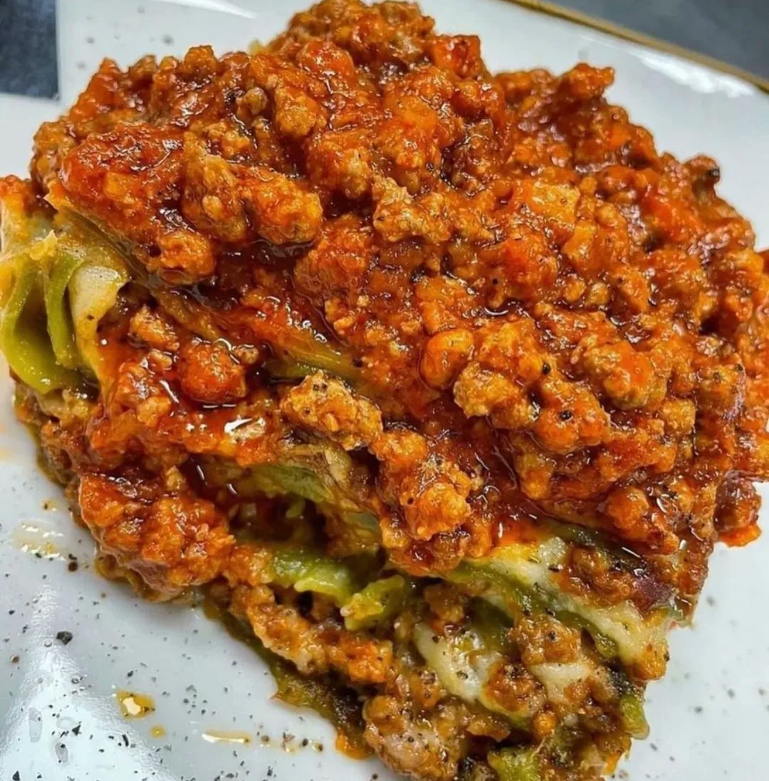hazelhernandezb's tweet photo. You can’t say no to a slice of lasagna like this! Save the recipe. Green Lasagna with Meat Ragù (serves 6)

Ingredients
500 g green egg lasagna sheets
800 g meat ragù
1 liter béchamel
100 g grated Parmigiano Reggiano
Butter, as needed

Preparation https://t.co/sy2gVXi6oA