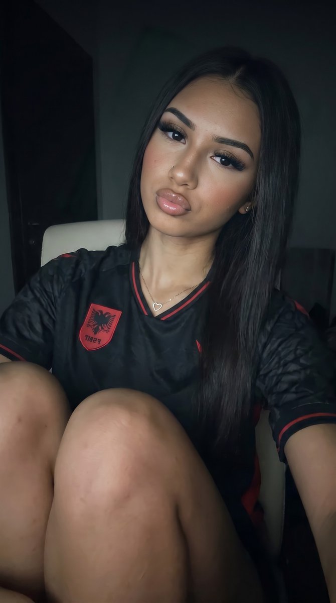 laylabby9's tweet photo. @Kaitlynsmonroe ngl mine are messier lol https://t.co/vWlQNZXxOJ