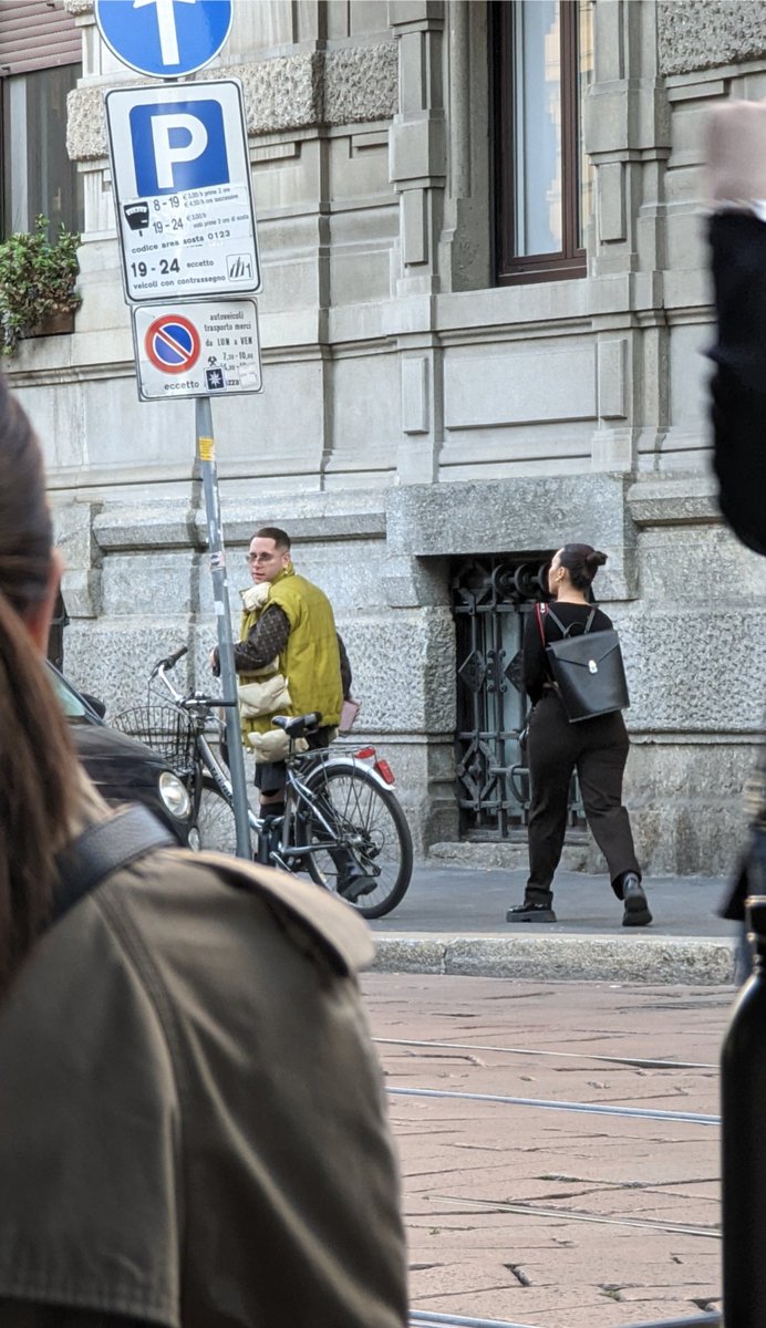 doinks_in_amish's tweet photo. @jacobin when I was in Milan I saw this dude who had a scarf made of handbags. A completely superfluous city. https://t.co/b6t10ZQU10