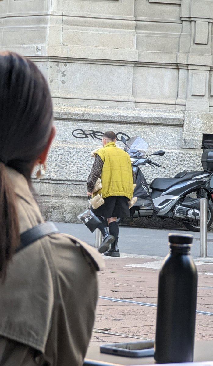 doinks_in_amish's tweet photo. @jacobin when I was in Milan I saw this dude who had a scarf made of handbags. A completely superfluous city. https://t.co/b6t10ZQU10