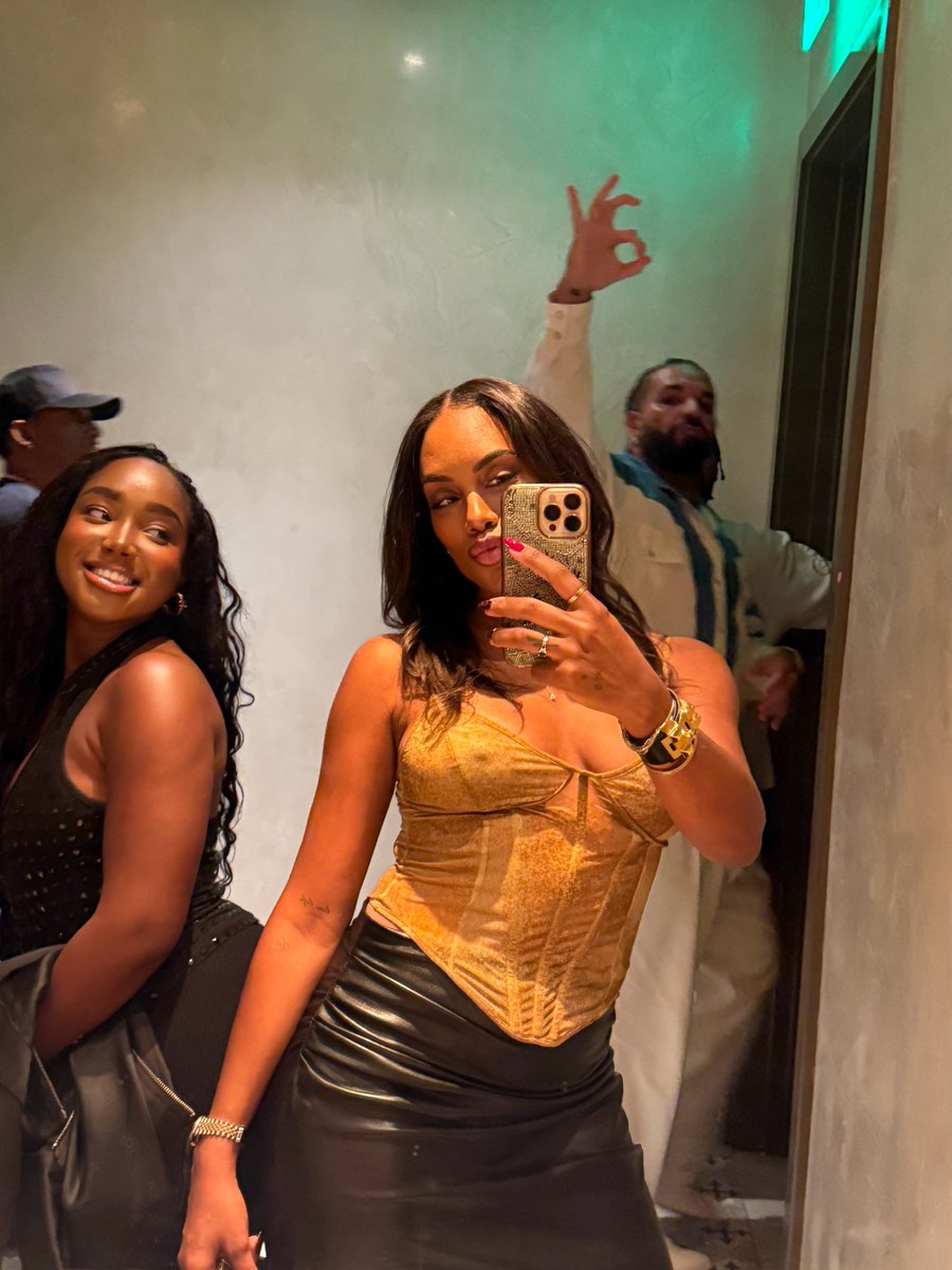 zadcozzy's tweet photo. Photo bombs and twisting up the 6ix every chance that I get 👌 https://t.co/9wkeuzLTsV