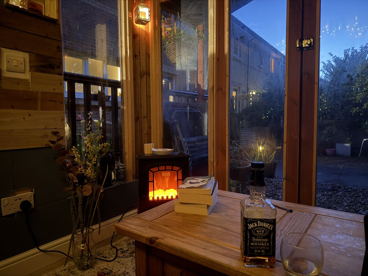 kezzang69's tweet photo. Bourbon and books. Some tunes. 80’s classics obviously https://t.co/qG5kW7Ul0C