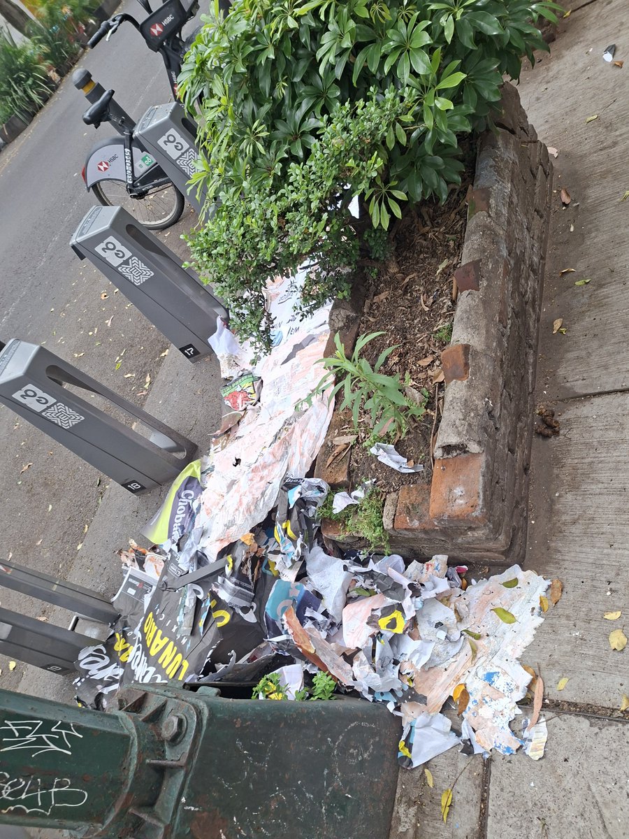 carvazquezr's tweet photo. Empresa publicitaria deja un cochinero en Romero de Terreros esquina Mier y Pesado, urge tomar acciones ante tal conducta  @SSC_CDMX @BJAlcaldia https://t.co/5ZPtyEkueW