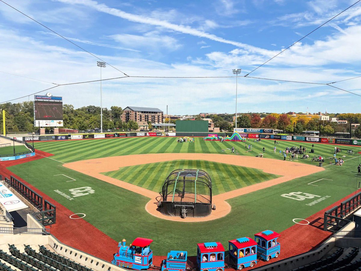 Giardiniera83's tweet photo. Had a blast at Fall Fest @beloitskycarp anytime we have an excuse to stop at the ballpark we will take it! #SundayFunday #Baseball #FallFest https://t.co/6SA901GZwx