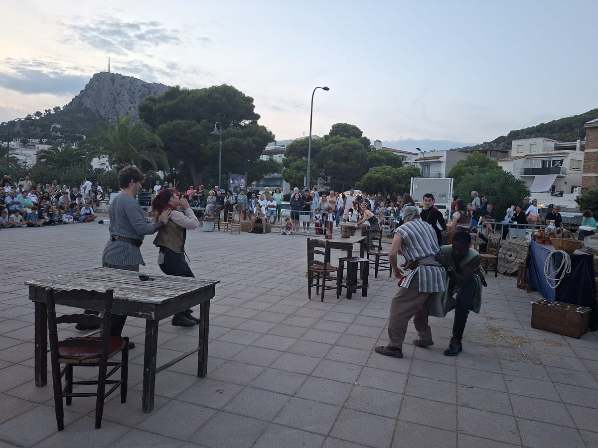 VisitEstartit's tweet photo. I vet aquí un gos, vet aquí un gat, amb els Excalibur Teatre Pirates i Corsaris ha acabat
#piratesestartit26 #visitestartit https://t.co/WOZ97cThD4