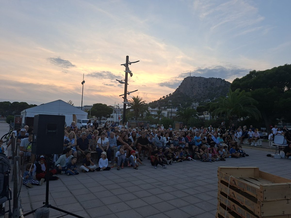 VisitEstartit's tweet photo. I vet aquí un gos, vet aquí un gat, amb els Excalibur Teatre Pirates i Corsaris ha acabat
#piratesestartit26 #visitestartit https://t.co/WOZ97cThD4