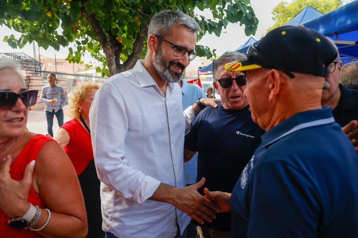 Lucassayala's tweet photo. Los vecinos y vecinas de Puente Tocinos llenan la Avenida Región Murciana para disfrutar del tradicional Día de los Arroces.

Un placer compartir este día tan especial con tantos compañeros y amigos. https://t.co/tsbsjc4YmA