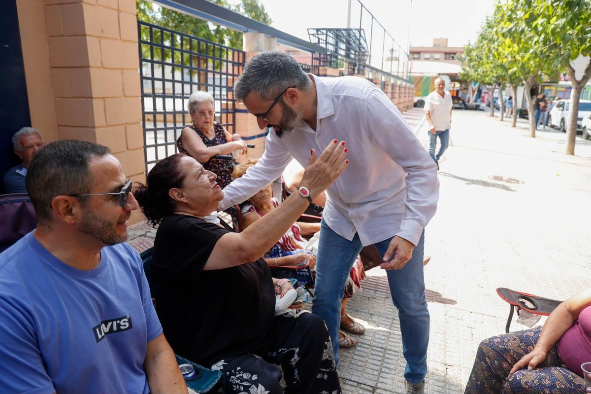 Lucassayala's tweet photo. Los vecinos y vecinas de Puente Tocinos llenan la Avenida Región Murciana para disfrutar del tradicional Día de los Arroces.

Un placer compartir este día tan especial con tantos compañeros y amigos. https://t.co/tsbsjc4YmA