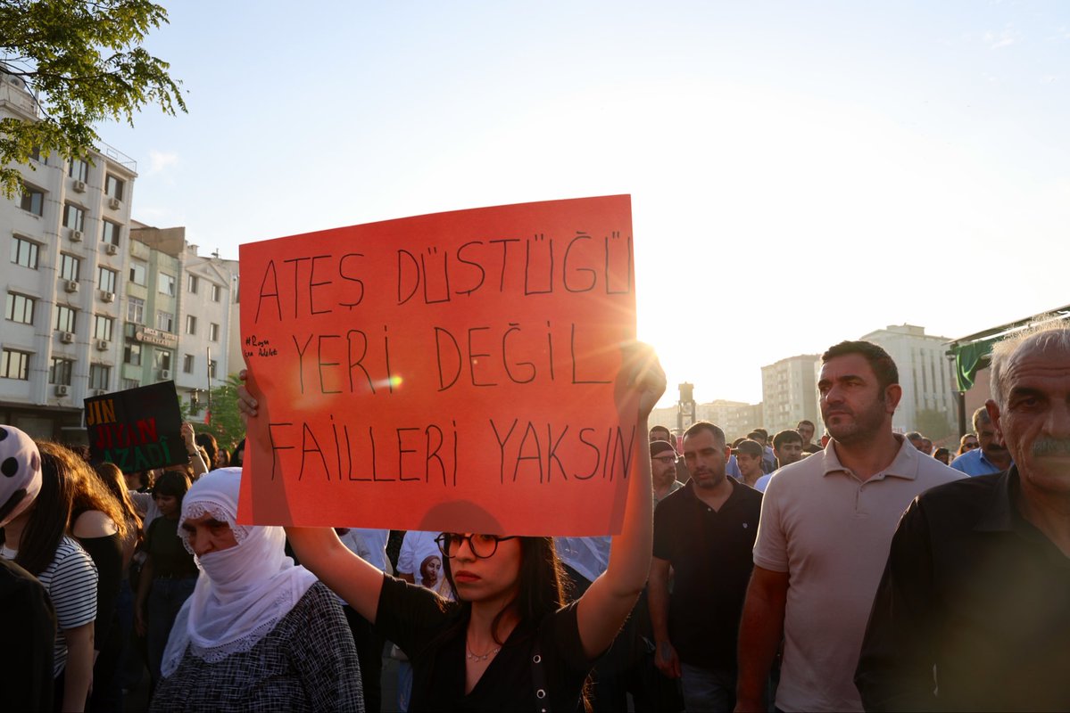 MamedogluMedine's tweet photo. “Ateş düştüğü yeri değil, failleri yaksın” 

Amed https://t.co/VgBBfC08Qp