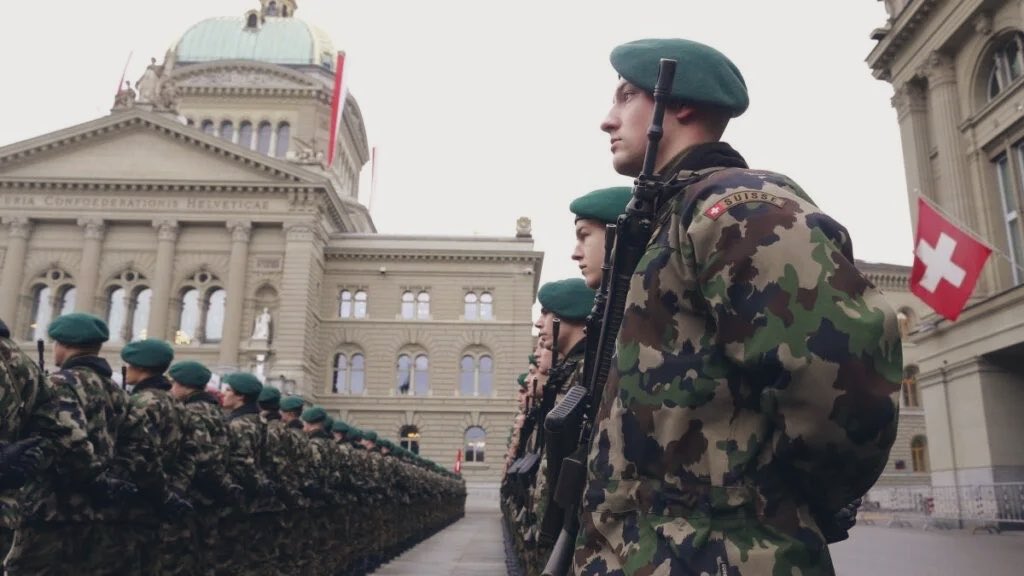 CasetaBosque's tweet photo. Una gran victoria electoral.

Los ciudadanos suizos 🇨🇭 acaban de rechazar por una mayoría abrumadora la propuesta que buscaba blindar y endurecer la neutralidad de Suiza 🇨🇭.

✅A favor: 29.85%
❌En contra: 70.15%

Esta medida buscaba prohibir las alianzas militares y el uso de sanciones económicas independientes a las aprobadas por la ONU 🇺🇳, lo que habría invalidado medidas como las adoptadas contra Rusia 🇷🇺.