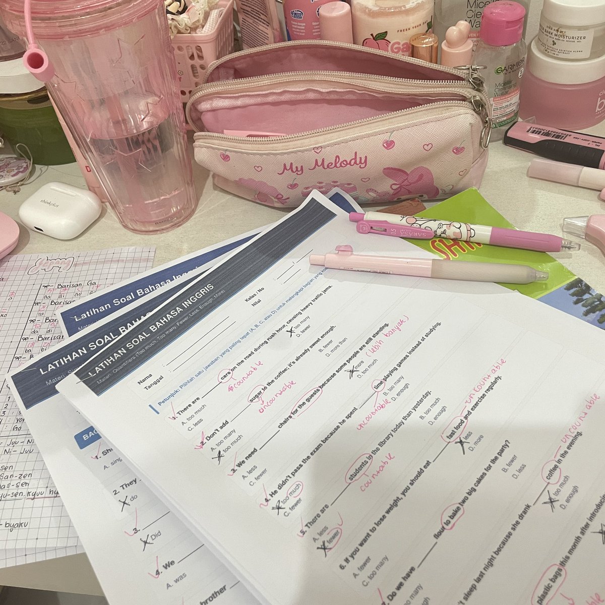 strawberies_cha's tweet photo. 🎀— 270926

karena besok pagi aku ulangan bahasa jepang dan inggris, aku ngerjain beberapa latsol bahasa inggrisss ^__^. lalu aku lanjutin catatan bahasa jepang, dan ngerjain juga beberap quiz jepang 🙂‍↕️🙂‍↕️. udahdeh!! selamat bobok semuwahh! https://t.co/O9xLSA5qu8