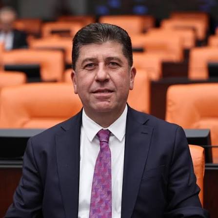 eminpazarci's tweet photo. Israra, inada ve meydan okumaya bakın:
Ortalıkta gezip, "Biz yolsuzluklara, vurguna ve sahteciliğe karşı değiliz, severiz" demekten ne farkı var bunun?
Yeni Parti Genel Başkan Yardımcısı Yaşar Tüzün, "Şu an resmi ve fiili Cumhurbaşkanı Adayımız Ekrem İmamoğlu'dur" dedi.
Diploma sahte.
Cezaevinde tutuklu.
İçinde rüşvet gibi yüz kızartıcı eylemlerin de bulunduğu 150'ye yakın suçtan yargılanıyor. Bunlar sahip çıkıp, bir de adaylık ödülü sunuyor.
En ironik olanı ise, içlerindeki çürük elmaları temizleyenlere, yanlışları frenleyenlere çamur atmaktan da geri kalmıyorlar.