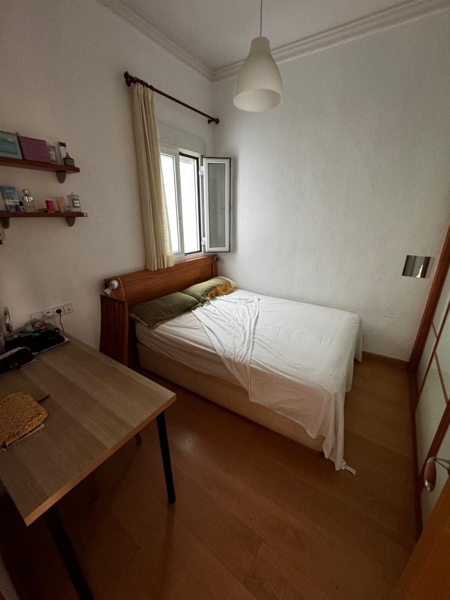 MariaaMG10's tweet photo. Se alquila una habitación en Madrid (zona Ríos Rosas), para vivir 3 en total en la casa (a poder ser chicas). 
Casa amplia y luminosa con salón grande, balcón exterior, y dos baños. Para entrar a vivir en noviembre.
Se busca compañero de piso con trabajo, responsable y tranquilo. https://t.co/9dvlUb8jiQ