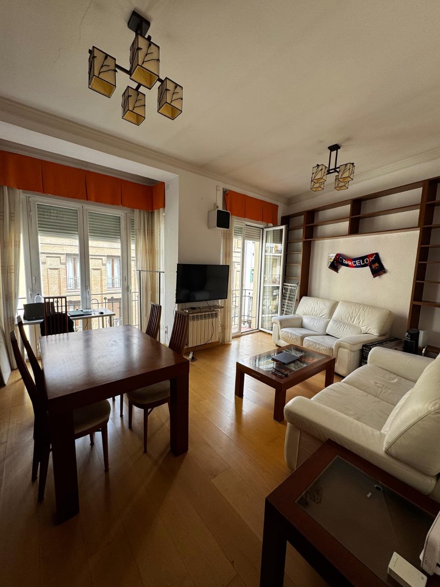 MariaaMG10's tweet photo. Se alquila una habitación en Madrid (zona Ríos Rosas), para vivir 3 en total en la casa (a poder ser chicas). 
Casa amplia y luminosa con salón grande, balcón exterior, y dos baños. Para entrar a vivir en noviembre.
Se busca compañero de piso con trabajo, responsable y tranquilo. https://t.co/9dvlUb8jiQ