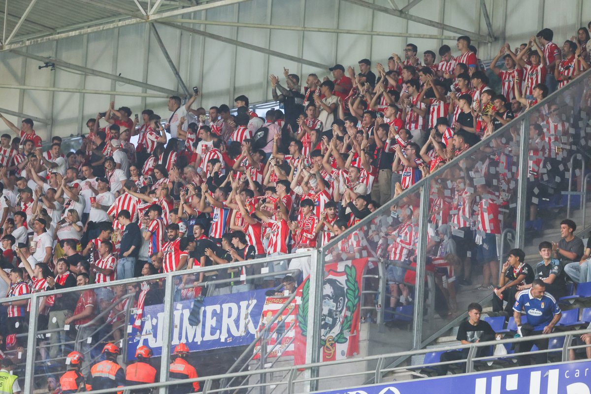 RealSporting's tweet photo. 🔴⚪ ¡Presentes! 🌊

#RealOviedoRealSporting 
#LALIGAHYPERMOTION https://t.co/EyD08RxT2a