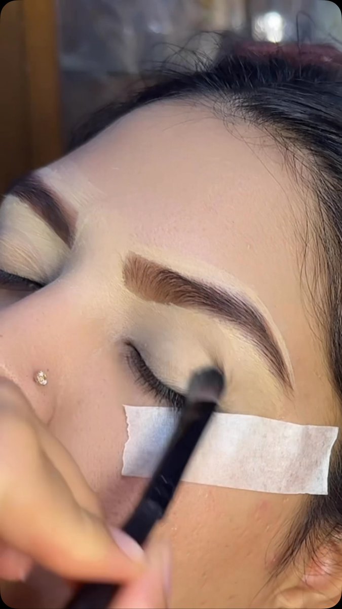 lillianbakeri3f's tweet photo. Stop blending eyeshadow in circles for a lifted, seamless glam look! If your eye makeup turns muddy or fades within an hour, the issue is usually technique—not the palette. Brush angle and placement do most of the work
1️⃣ Apply a precise layer of https://t.co/KAKeN31eMB