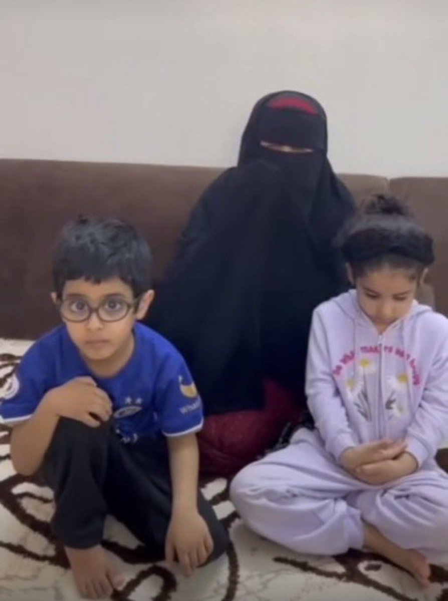 nmnmbc1's tweet photo. يا أهل الدم وأهل الكرم جئناكم ونحن نعرف عظيم مصابكم ونقدّر ألمكم وحقكم ولا نملك أمام حقكم إلا الرجاء والدعاء
نسألكم بالله ثم بما عُرف عنكم من كرم وعفو أن تجعلوا العفو طريقًا لهذه الأسرة
نرجو منكم أن تحتسبوا أجركم عند الله

🤲🏻 فرج هم سعيد 
#ننخاك_ياسرحان_العفو https://t.co/sw4dTozR4c