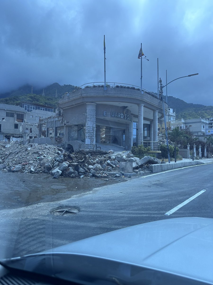 luisfcocabezas's tweet photo. Cada vez que bajo a La Guaira tras el doblete sísmico, la magnitud del daño me sigue impactando. Las montañas de escombros crecen, y todavía falta demoler muchas estructuras. La recuperación apenas comienza, y las familias necesitan que no las olvidemos. https://t.co/dPVvL2A0Rq