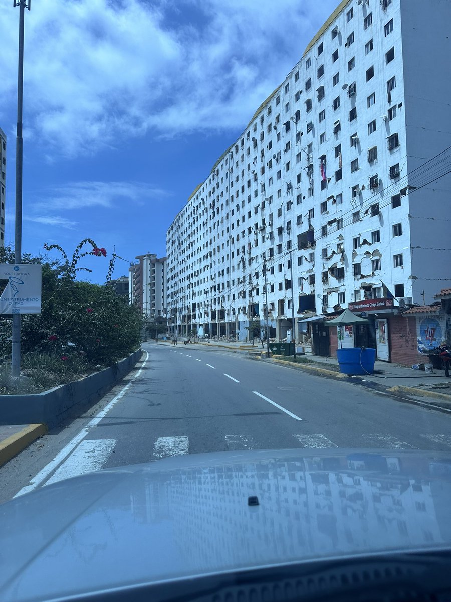 luisfcocabezas's tweet photo. Cada vez que bajo a La Guaira tras el doblete sísmico, la magnitud del daño me sigue impactando. Las montañas de escombros crecen, y todavía falta demoler muchas estructuras. La recuperación apenas comienza, y las familias necesitan que no las olvidemos. https://t.co/dPVvL2A0Rq