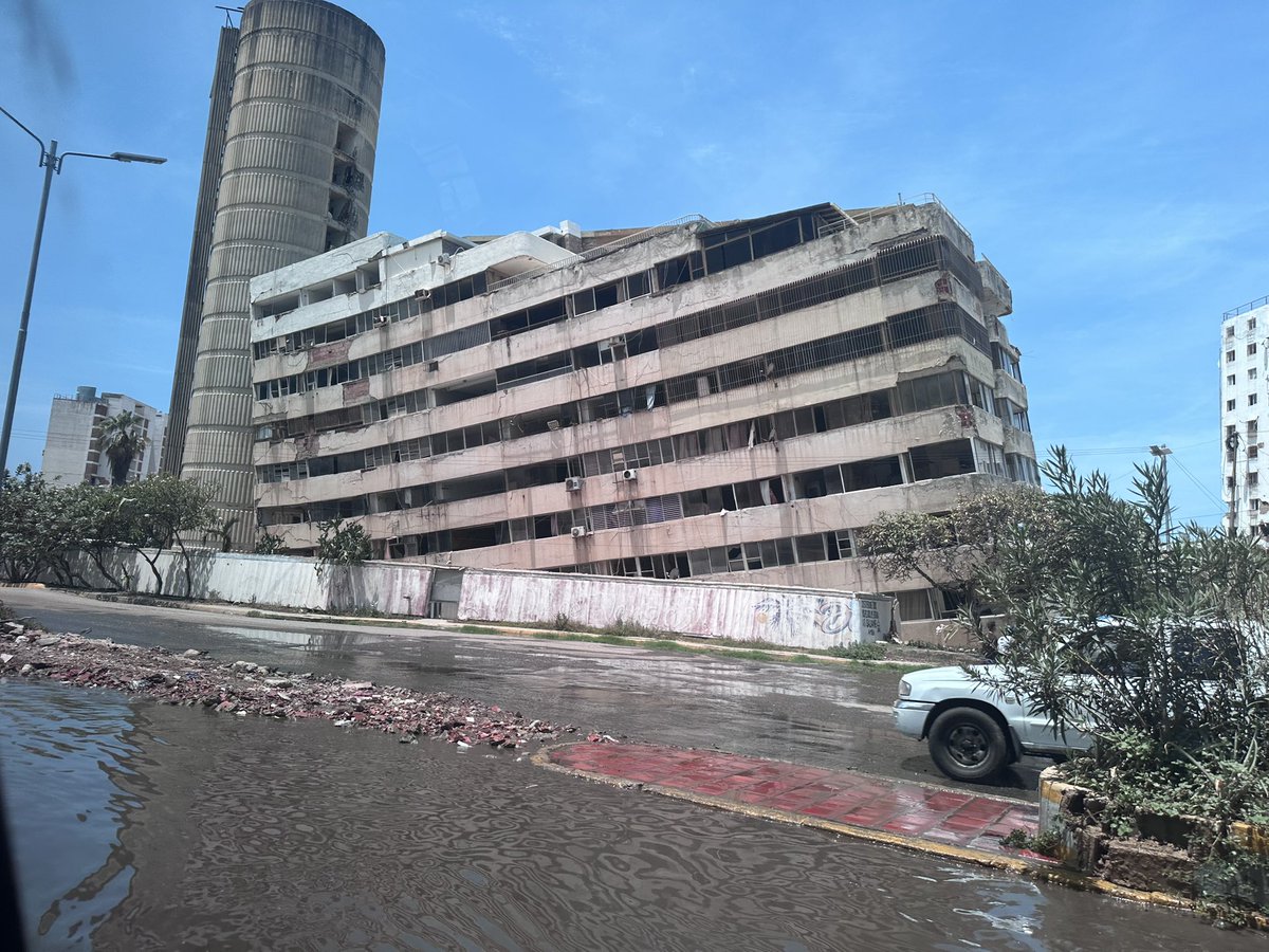 luisfcocabezas's tweet photo. Cada vez que bajo a La Guaira tras el doblete sísmico, la magnitud del daño me sigue impactando. Las montañas de escombros crecen, y todavía falta demoler muchas estructuras. La recuperación apenas comienza, y las familias necesitan que no las olvidemos. https://t.co/dPVvL2A0Rq