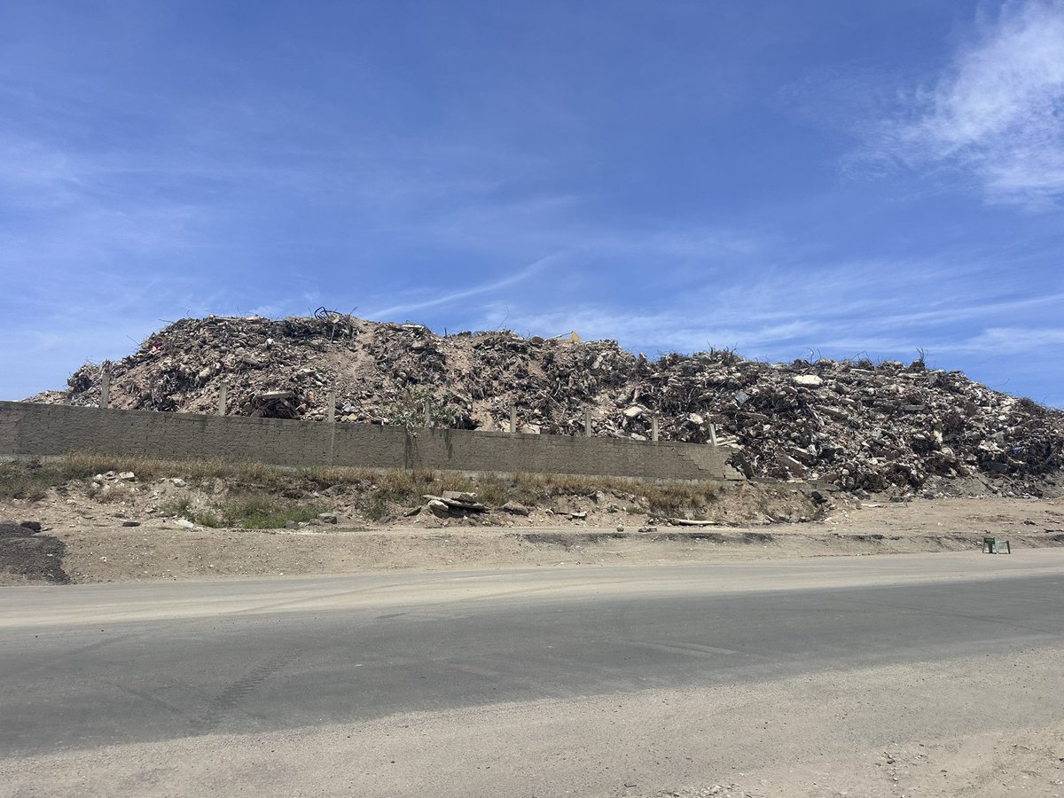 luisfcocabezas's tweet photo. Cada vez que bajo a La Guaira tras el doblete sísmico, la magnitud del daño me sigue impactando. Las montañas de escombros crecen, y todavía falta demoler muchas estructuras. La recuperación apenas comienza, y las familias necesitan que no las olvidemos. https://t.co/dPVvL2A0Rq