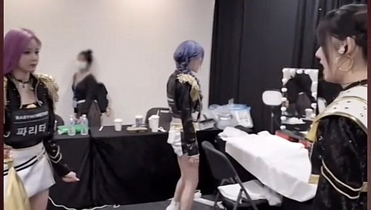 luvyiez's tweet photo. @miyeonstan @chaerryblem they were rehearsing atm with nerves kicking in (basic mental experience before singers go on stage infront of a BIG crowd of people) &amp; if she wanted to “give up” she would’ve let another member sing in her place but they aren’t losers to just lip sync like your favs sweetie🤭🤭 https://t.co/riSVszsKL5