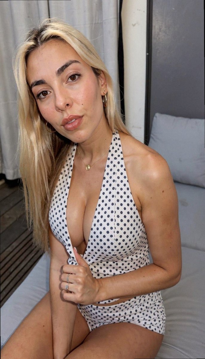 soph_t97's tweet photo. fr would you swipe right? tbh https://t.co/hwlGIW2V1g