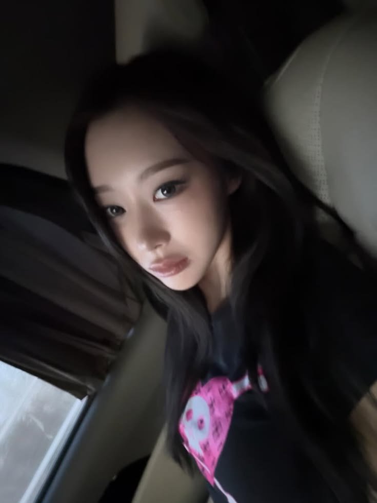 choqueinct's tweet photo. 🚨 RUMOR: may e eduarda, nova integrante do nct, teriam brigado durante uma call. fãs perceberam o clima tenso entre as duas, mas até o momento nenhuma se pronunciou sobre o ocorrido. https://t.co/RwsH7y84Nx