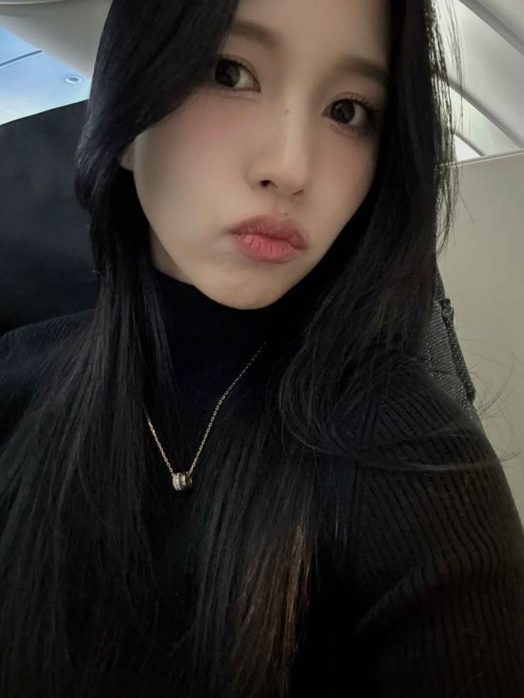 choqueinct's tweet photo. 🚨 RUMOR: may e eduarda, nova integrante do nct, teriam brigado durante uma call. fãs perceberam o clima tenso entre as duas, mas até o momento nenhuma se pronunciou sobre o ocorrido. https://t.co/RwsH7y84Nx
