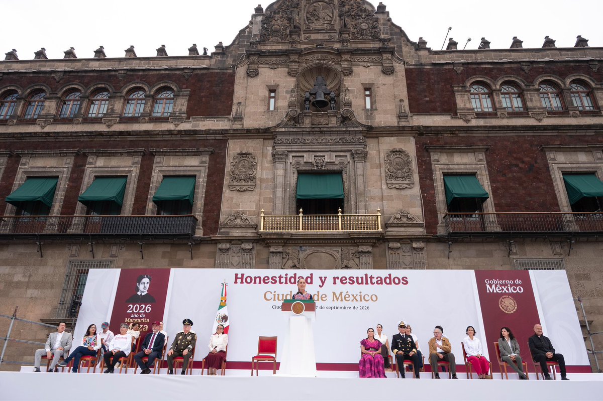 rosaicela_'s tweet photo. Nuestra Presidenta @Claudiashein dejó claro #hoy, en la Plaza de la Constitución, que solo el pueblo de #México define el destino de nuestro país y que ninguna potencia extranjera, ni élite tienen derecho de dictar el presente y futuro de nuestra patria. #HonestidadYResultados 🇲🇽 https://t.co/D6LEE7MzvE