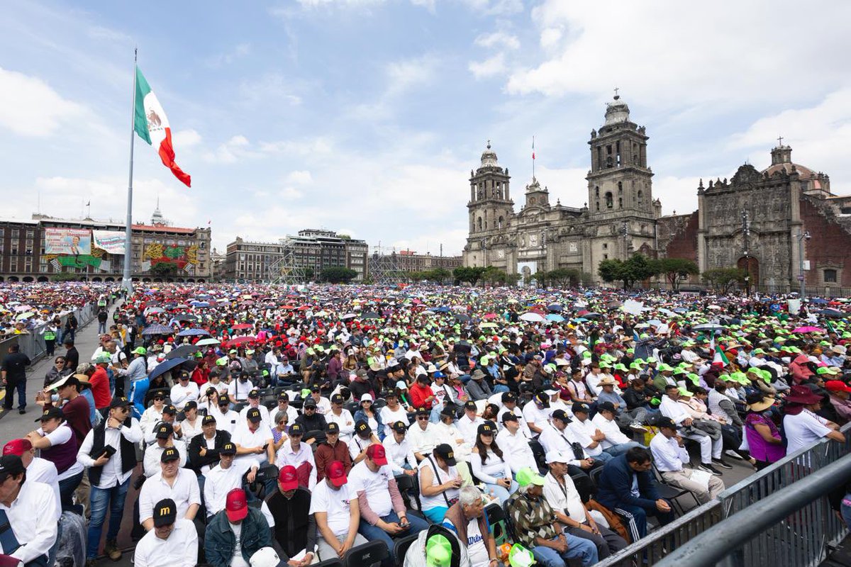 rosaicela_'s tweet photo. Nuestra Presidenta @Claudiashein dejó claro #hoy, en la Plaza de la Constitución, que solo el pueblo de #México define el destino de nuestro país y que ninguna potencia extranjera, ni élite tienen derecho de dictar el presente y futuro de nuestra patria. #HonestidadYResultados 🇲🇽 https://t.co/D6LEE7MzvE