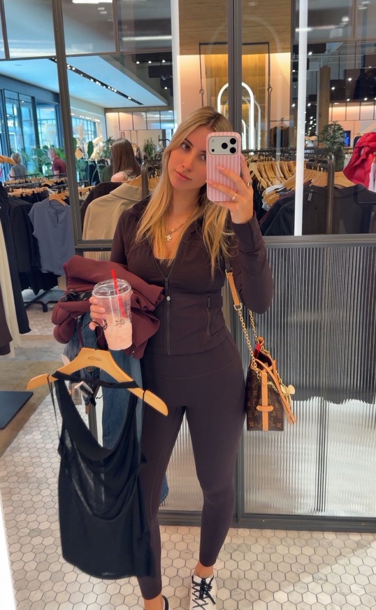 itsserenasworld's tweet photo. Sooo many cute things I need at Aritzia https://t.co/RnwnTS8ANt